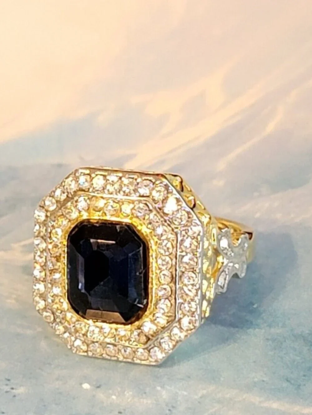Blue Rhinestone Ring Size 7 Victorian Style Glass Fashion Ring   r-59